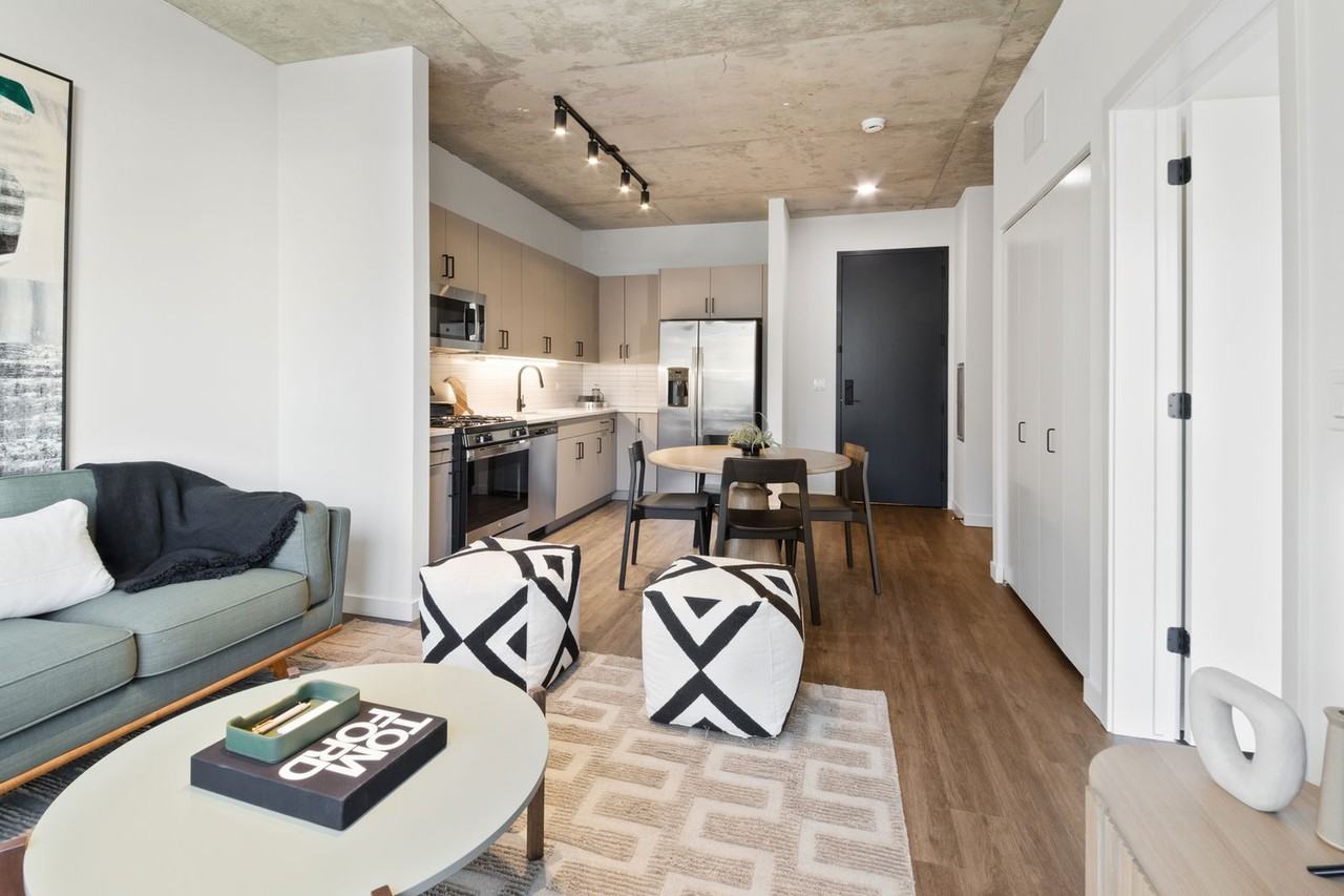 411 W Chicago Ave - Photo 6 of 8
