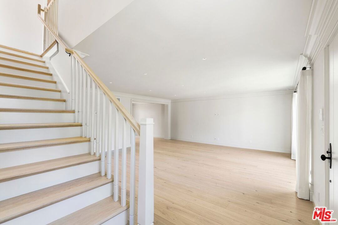 152 S Camden Dr - Photo 2 of 8