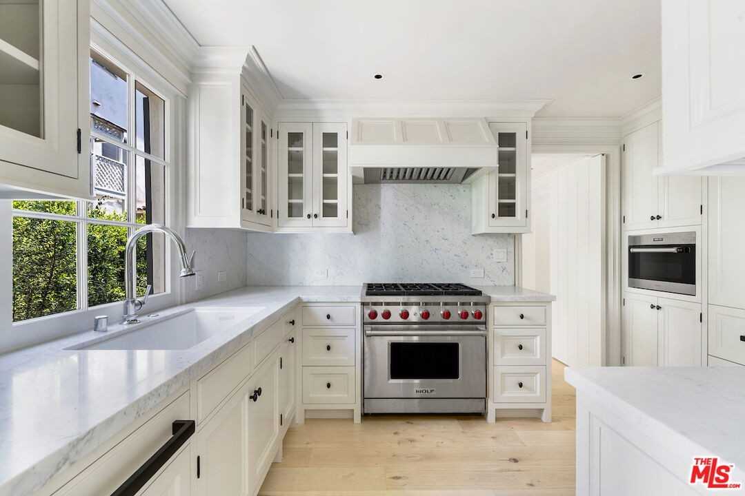 152 S Camden Dr - Photo 3 of 8