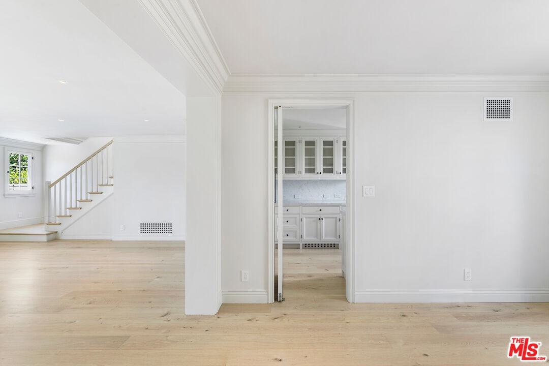 152 S Camden Dr - Photo 4 of 8