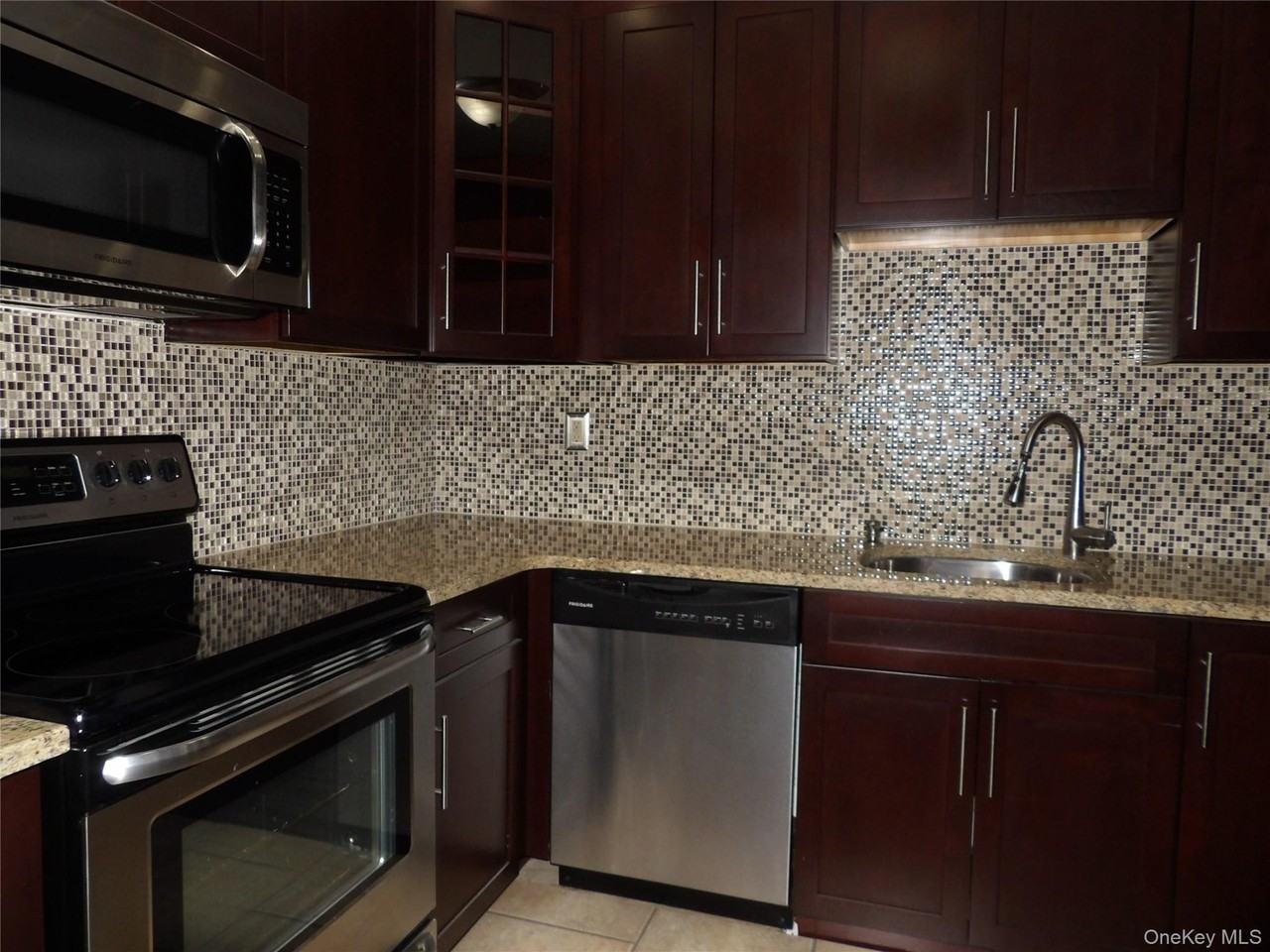 26 Greenmeadow Dr - Photo 4 of 15