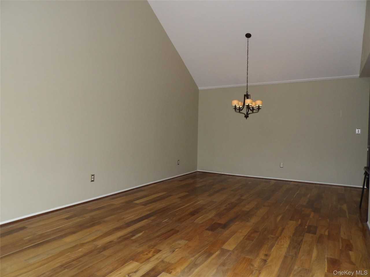 26 Greenmeadow Dr - Photo 5 of 15