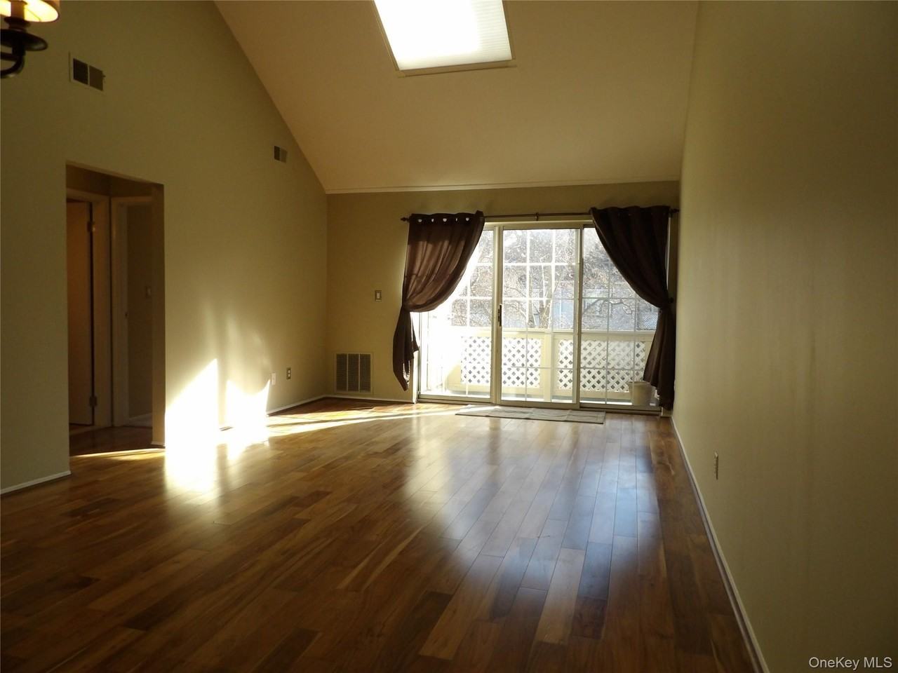 26 Greenmeadow Dr - Photo 6 of 15