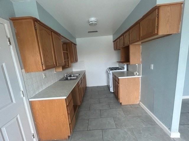 811 Snyder St - Photo 5 of 11