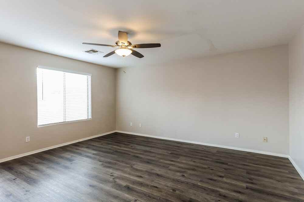 13023 W Lawrence Rd - Photo 4 of 17