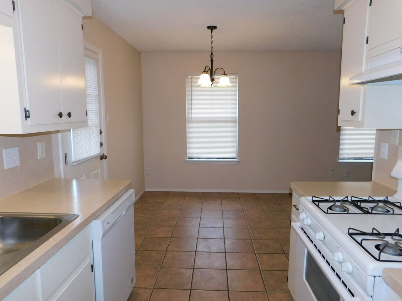 806 Country Aire Dr - Photo 4 of 17