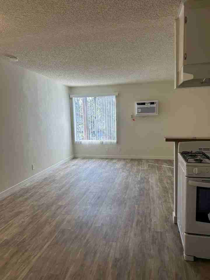 Calvert-11450 - Photo 2 of 5