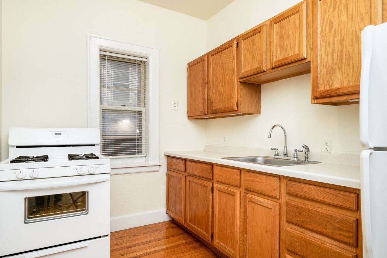 1619 Lagoon Ave - Photo 3 of 28