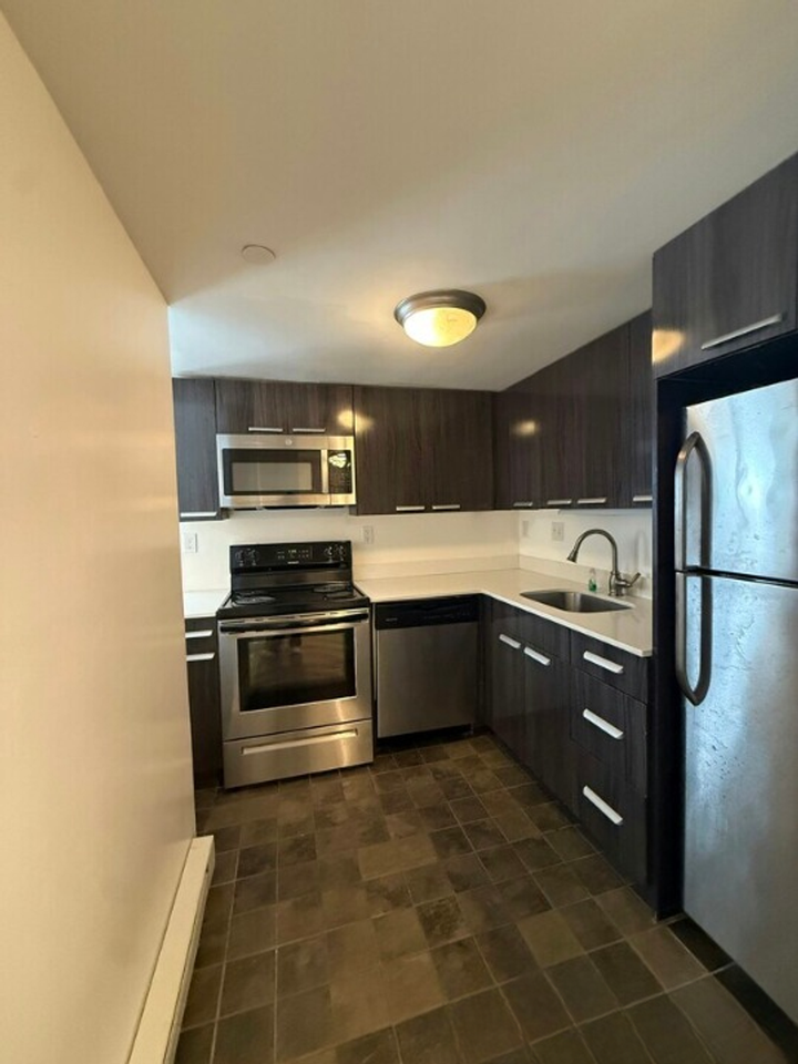 455 Centre St - Photo 3 of 24