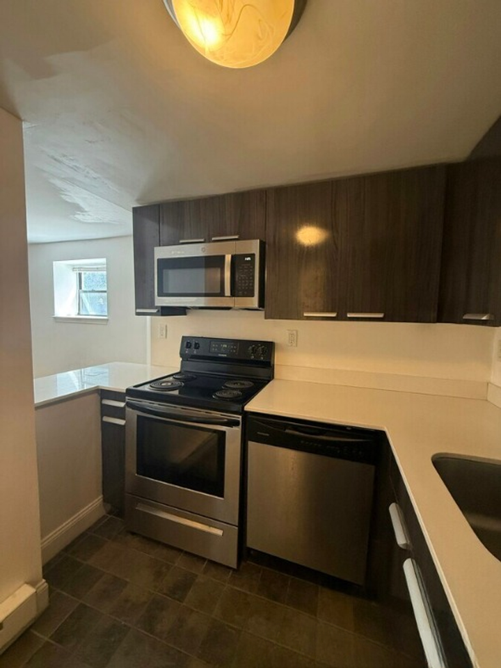 455 Centre St - Photo 7 of 24