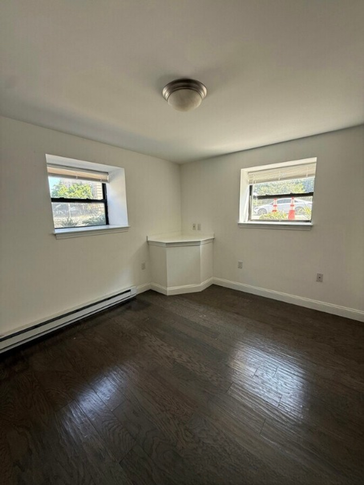 455 Centre St - Photo 4 of 22