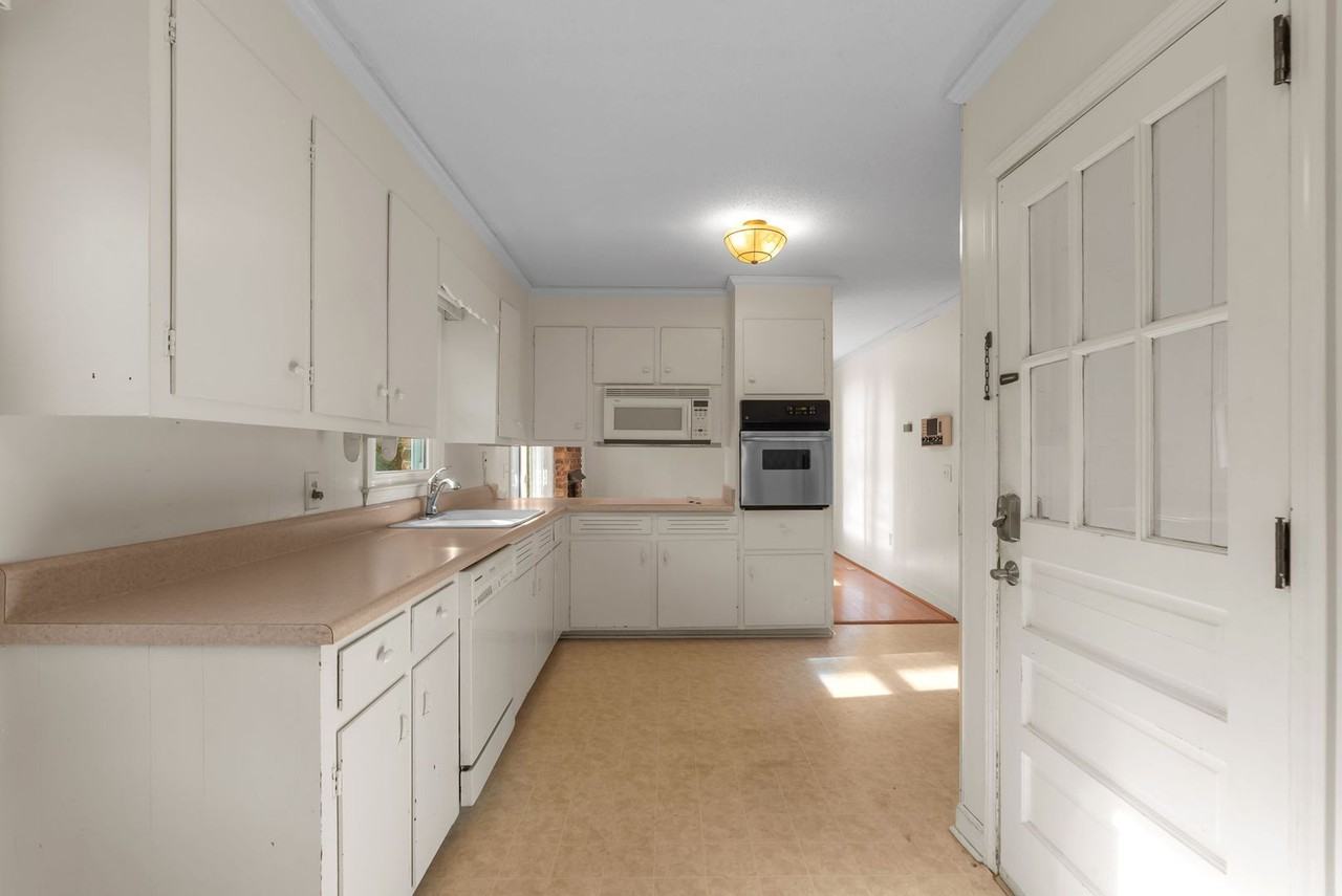 406 Rock Creek Rd - Photo 6 of 32