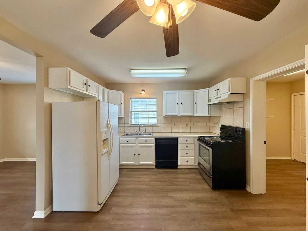 1016 S Bennett Ave - Photo 4 of 15