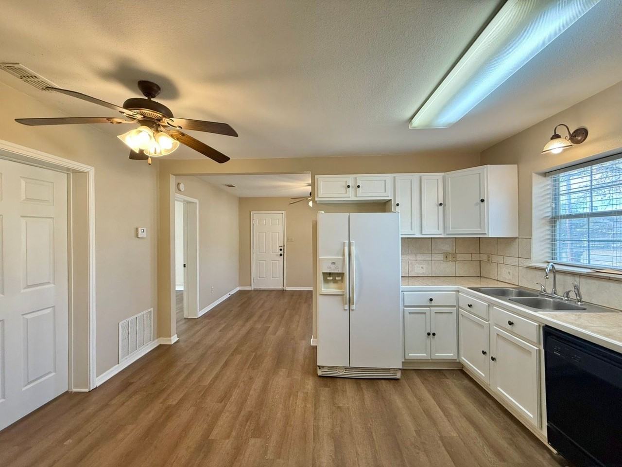1016 S Bennett Ave - Photo 6 of 15