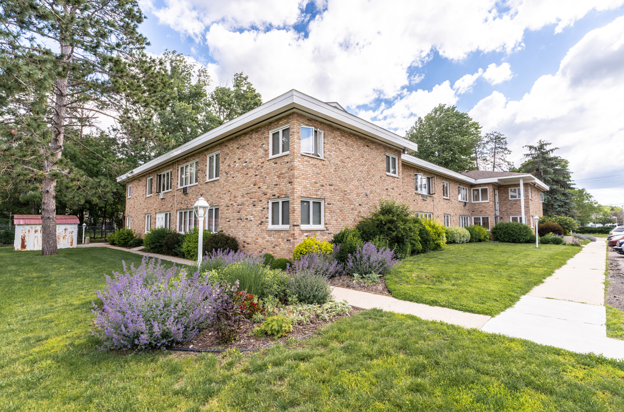 1 and 2 bedroom apartments close to 35W - Photo 6 of 8