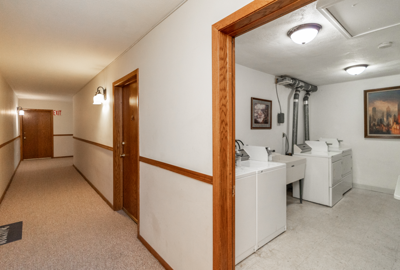 1 and 2 bedroom apartments close to 35W - Photo 7 of 8