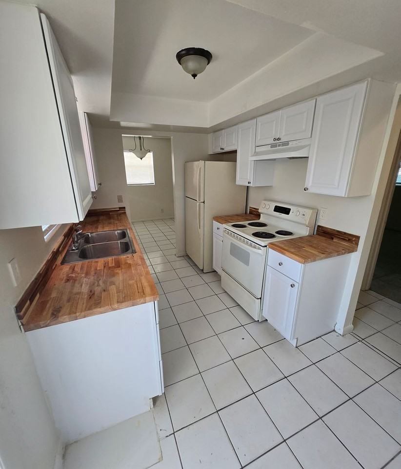 640 53rd St - Photo 2 of 10