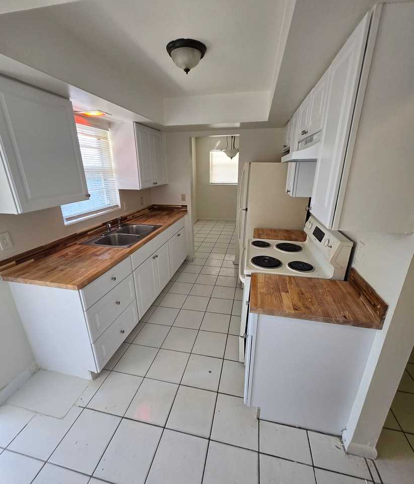 640 53rd St - Photo 3 of 10