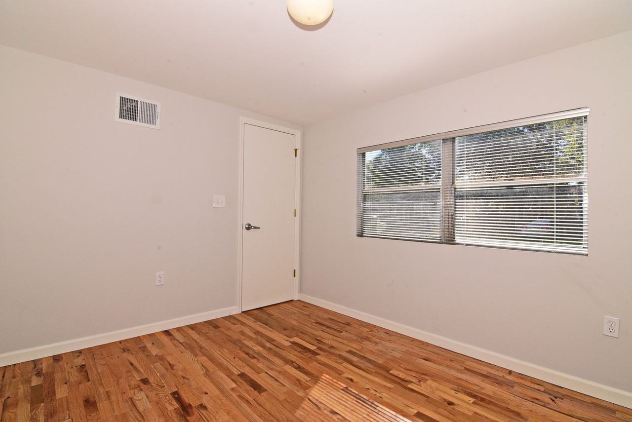 1319 Francis Ave - Photo 3 of 31