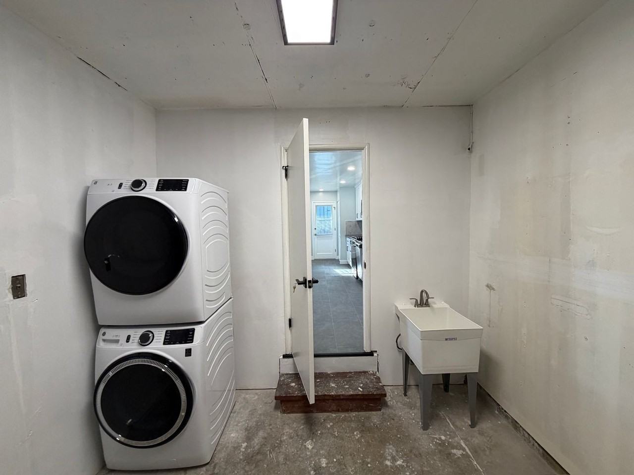 ELGIN STREET APARTMENTS - Photo 7 of 50