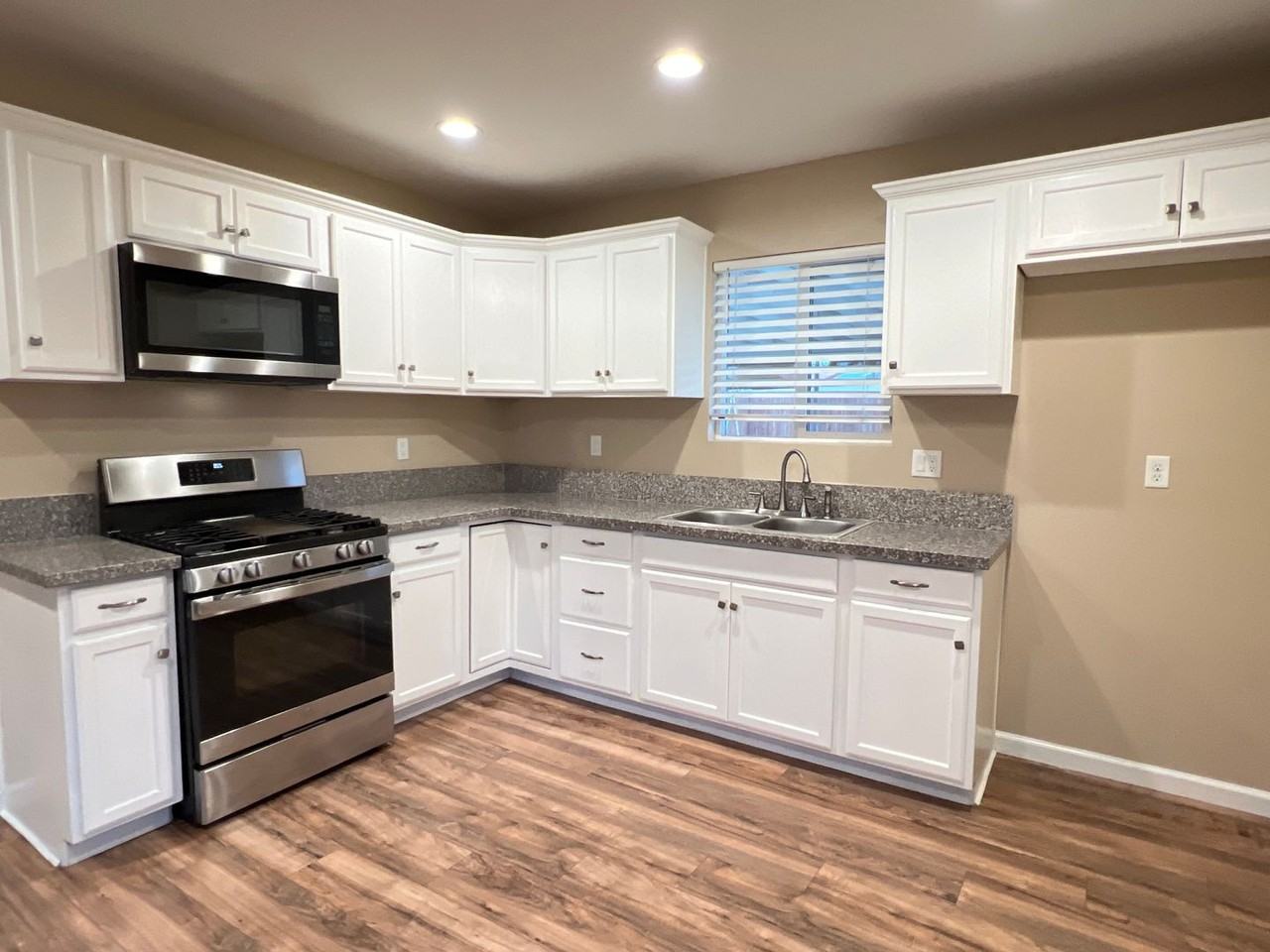 2304 Pictoria Dr - Photo 4 of 15