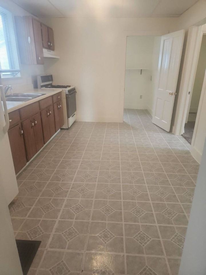 1210 Oakland St - Photo 2 of 8