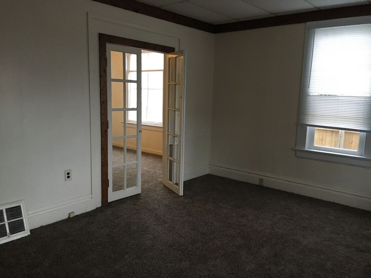 1210 Oakland St - Photo 4 of 8