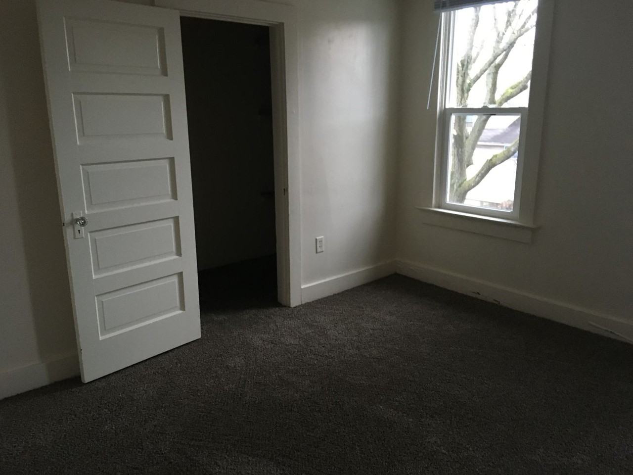 1210 Oakland St - Photo 5 of 8