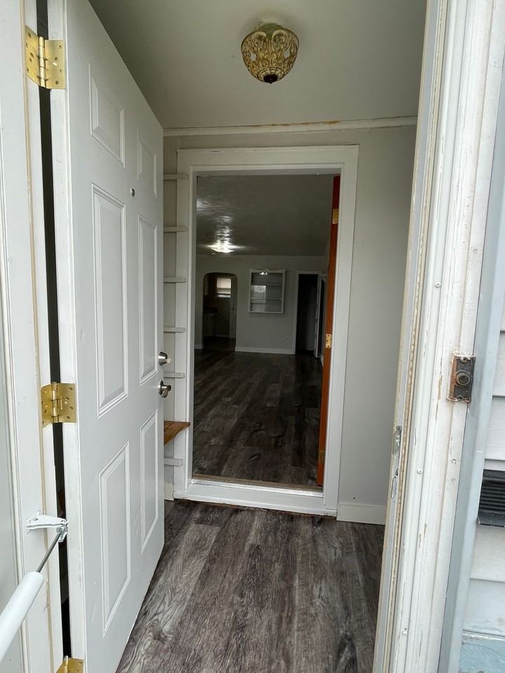 1021 Dilger Ave - Photo 4 of 34