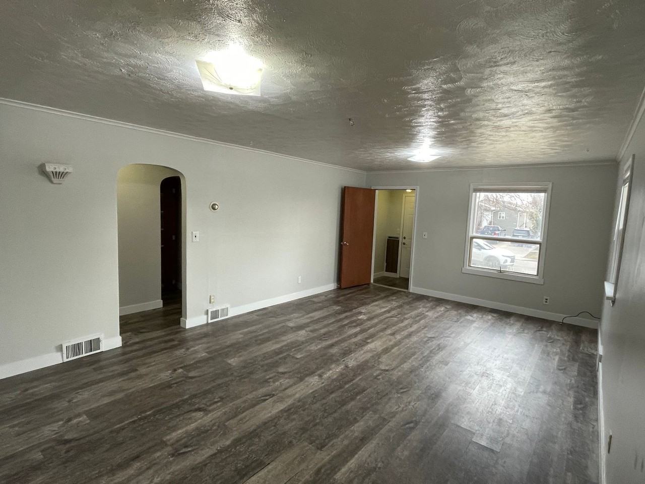 1021 Dilger Ave - Photo 7 of 34