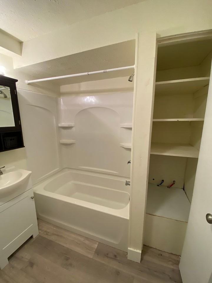 2718 Cobden St - Photo 4 of 12