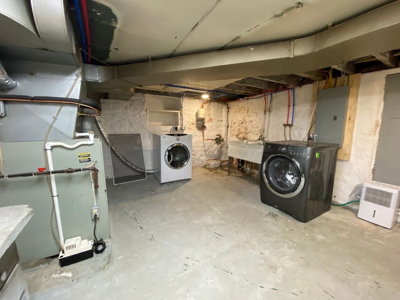 2718 Cobden St - Photo 7 of 12