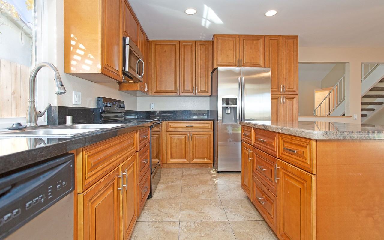 1027 Hazen Dr - Photo 7 of 33