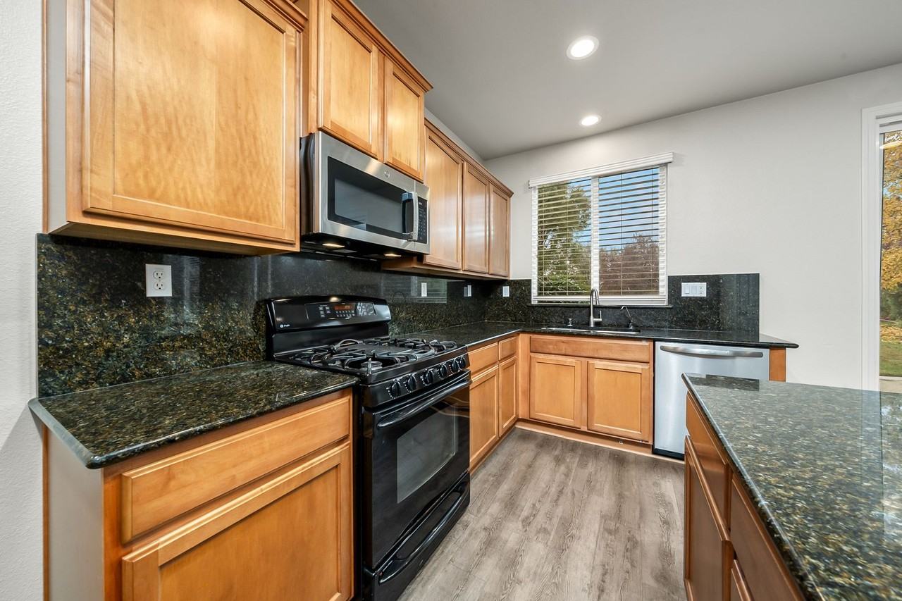 2120 Stansfield Dr - Photo 4 of 18