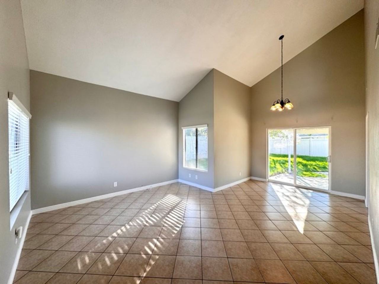 24473 Saint Thomas Ave - Photo 7 of 42