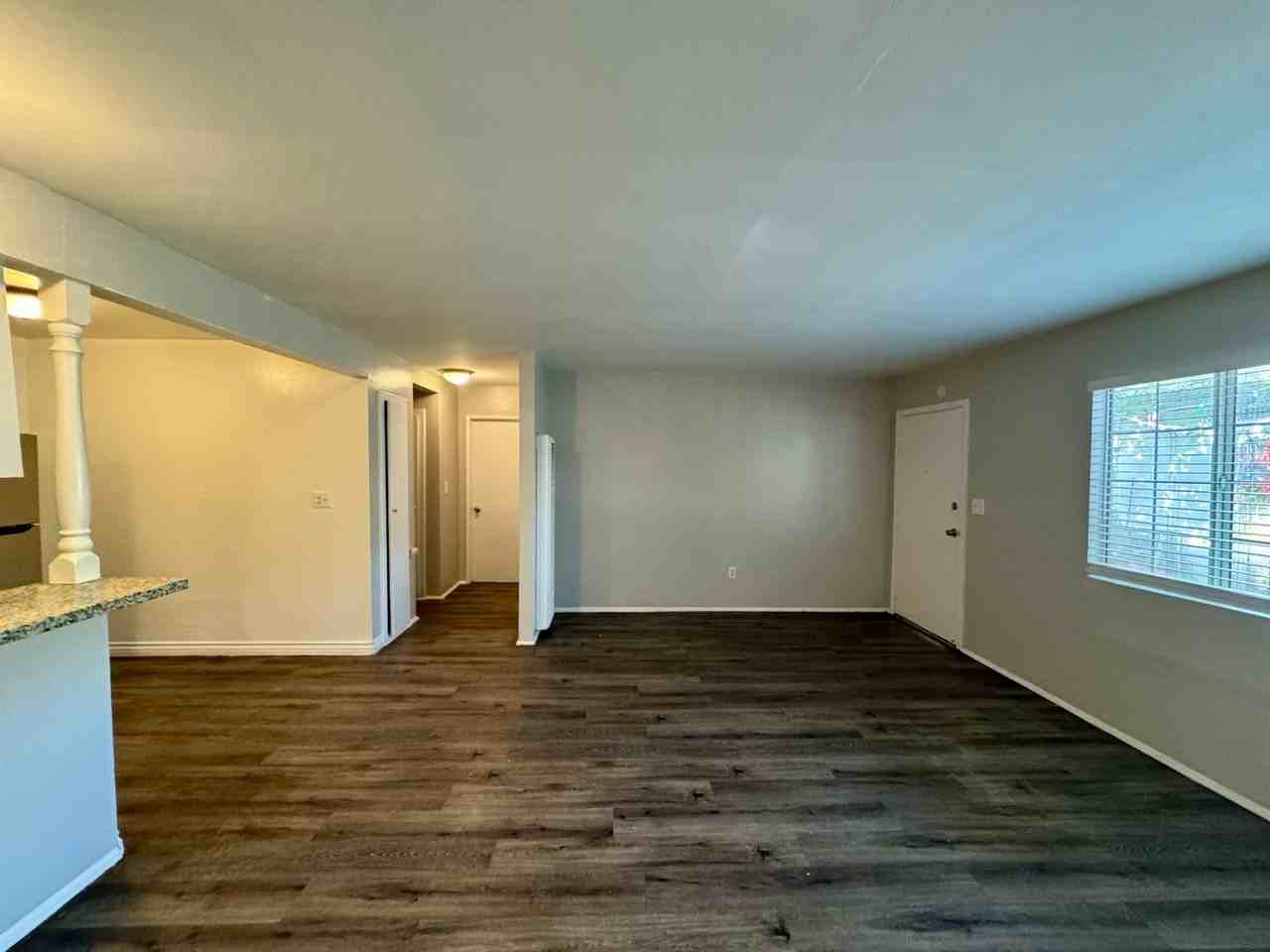 17392 Queens Ln - Photo 2 of 10