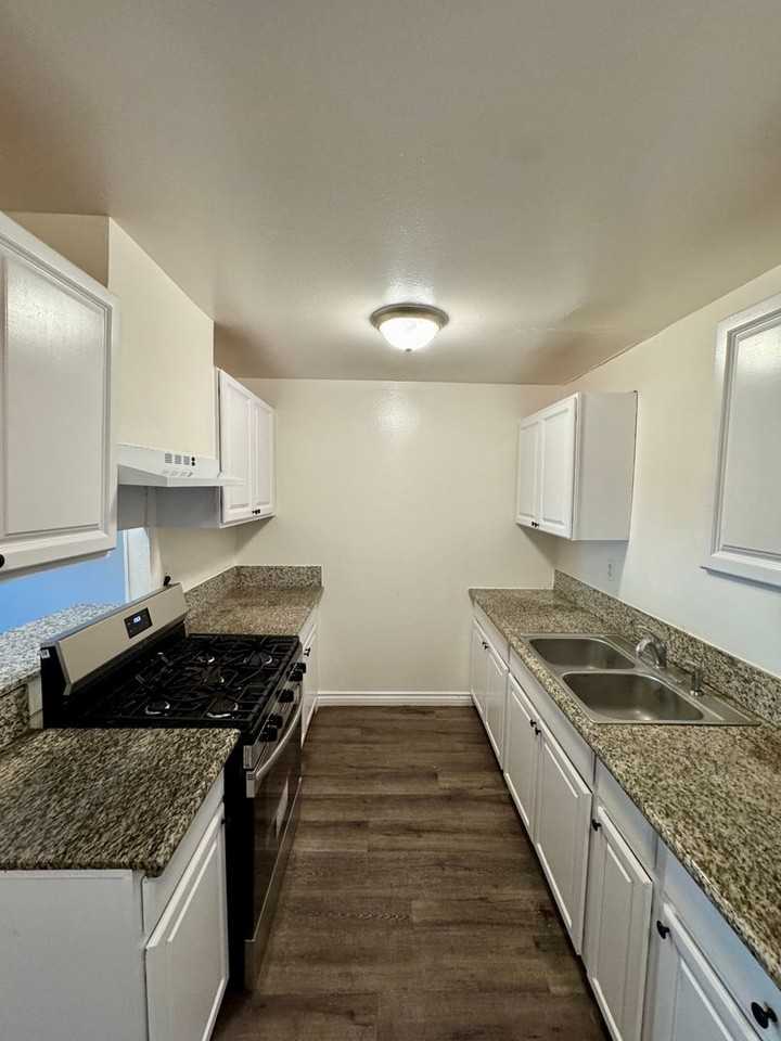 17392 Queens Ln - Photo 3 of 10