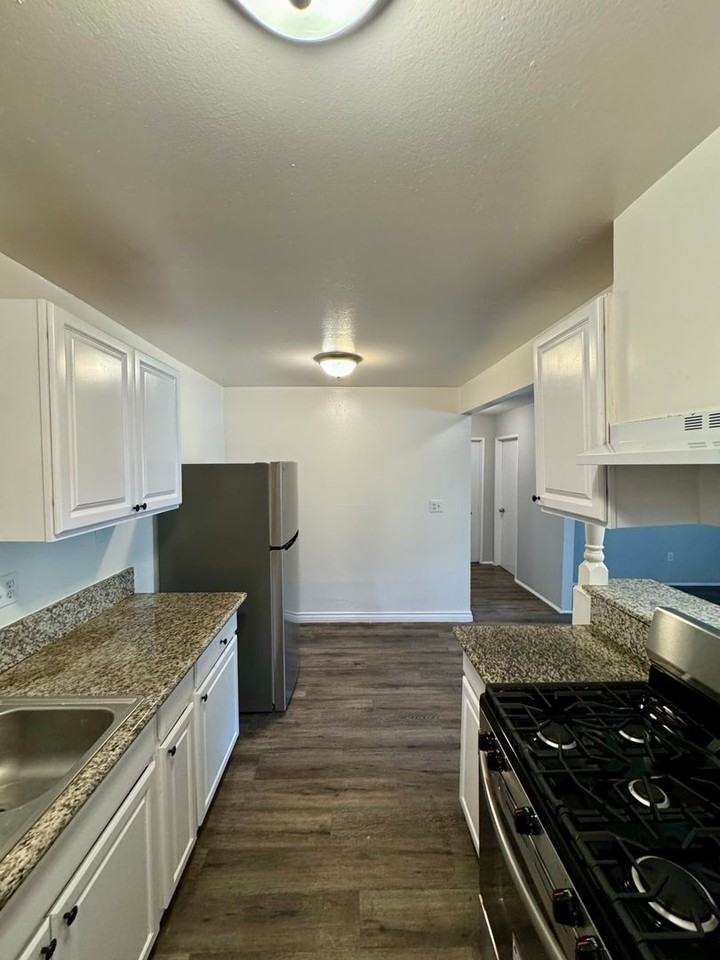 17392 Queens Ln - Photo 4 of 10