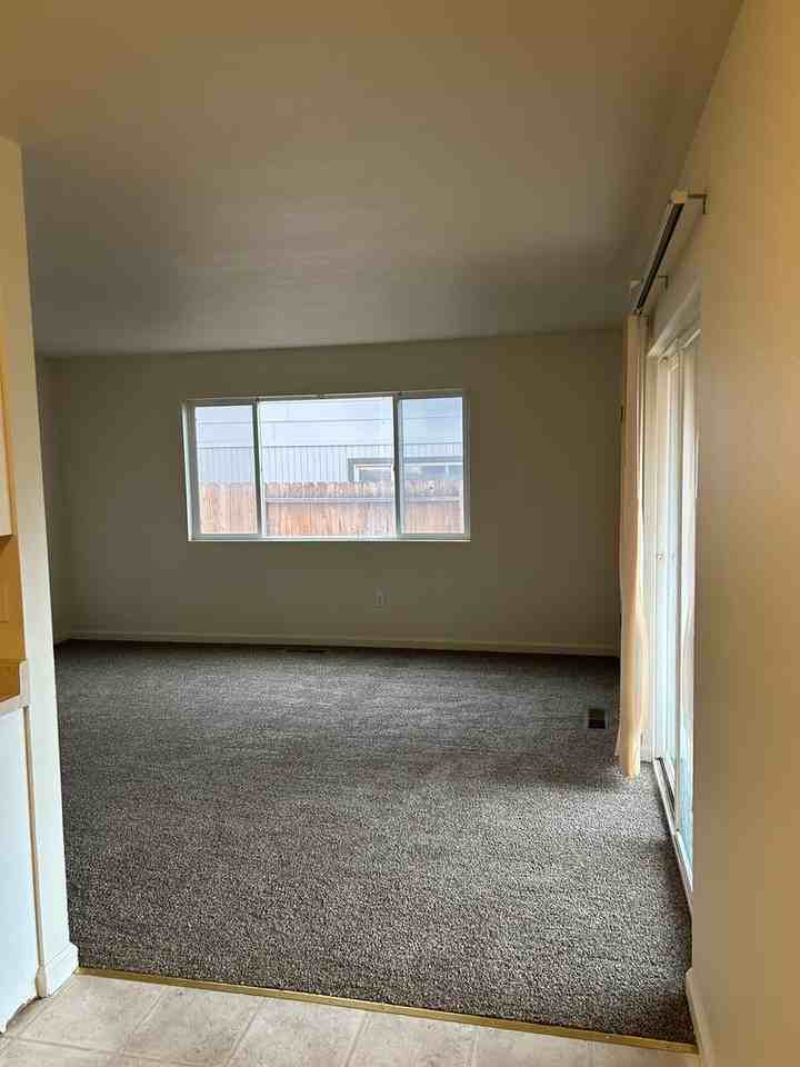 895 N Maddux Dr - Photo 3 of 14