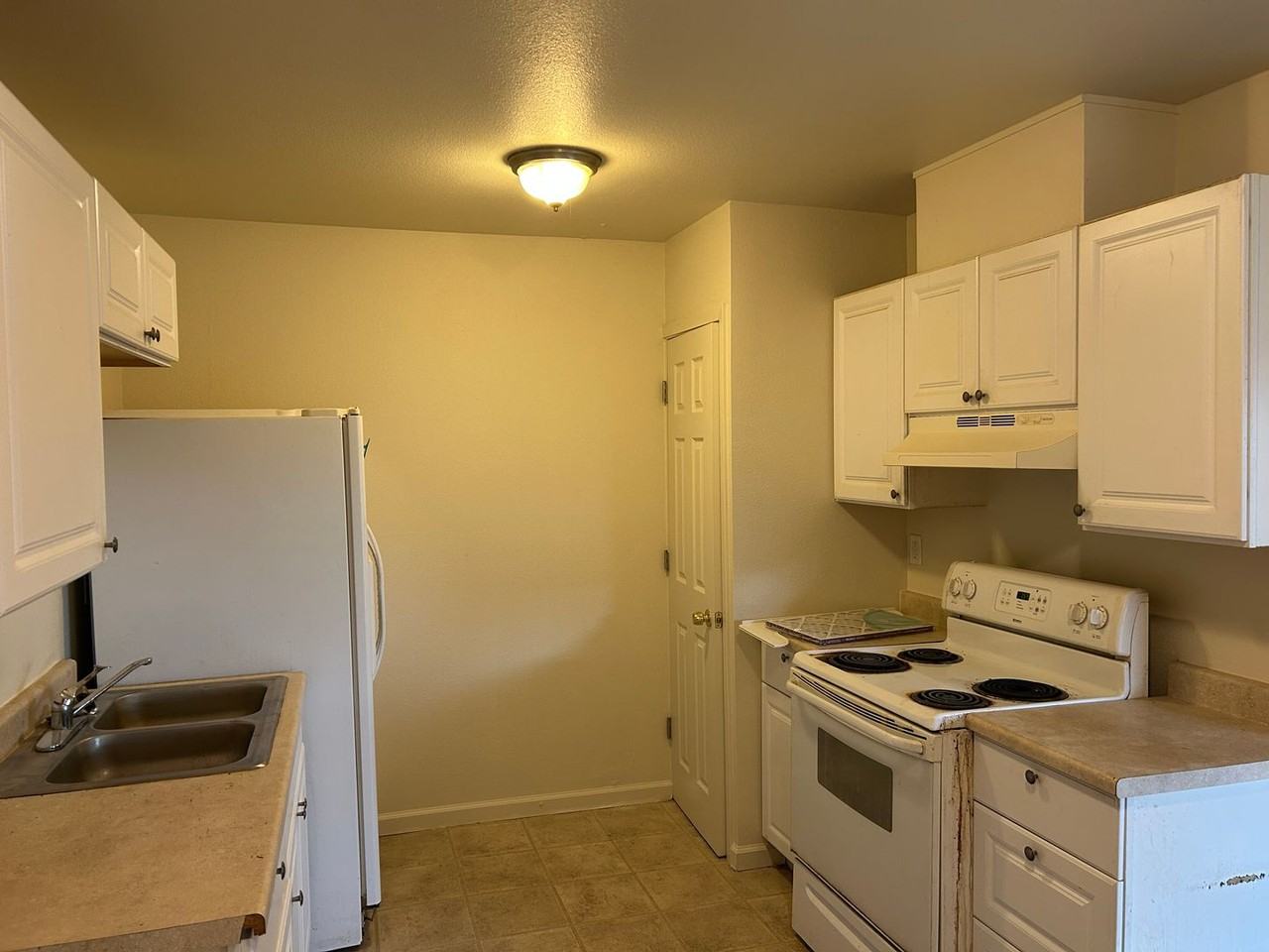 895 N Maddux Dr - Photo 4 of 14