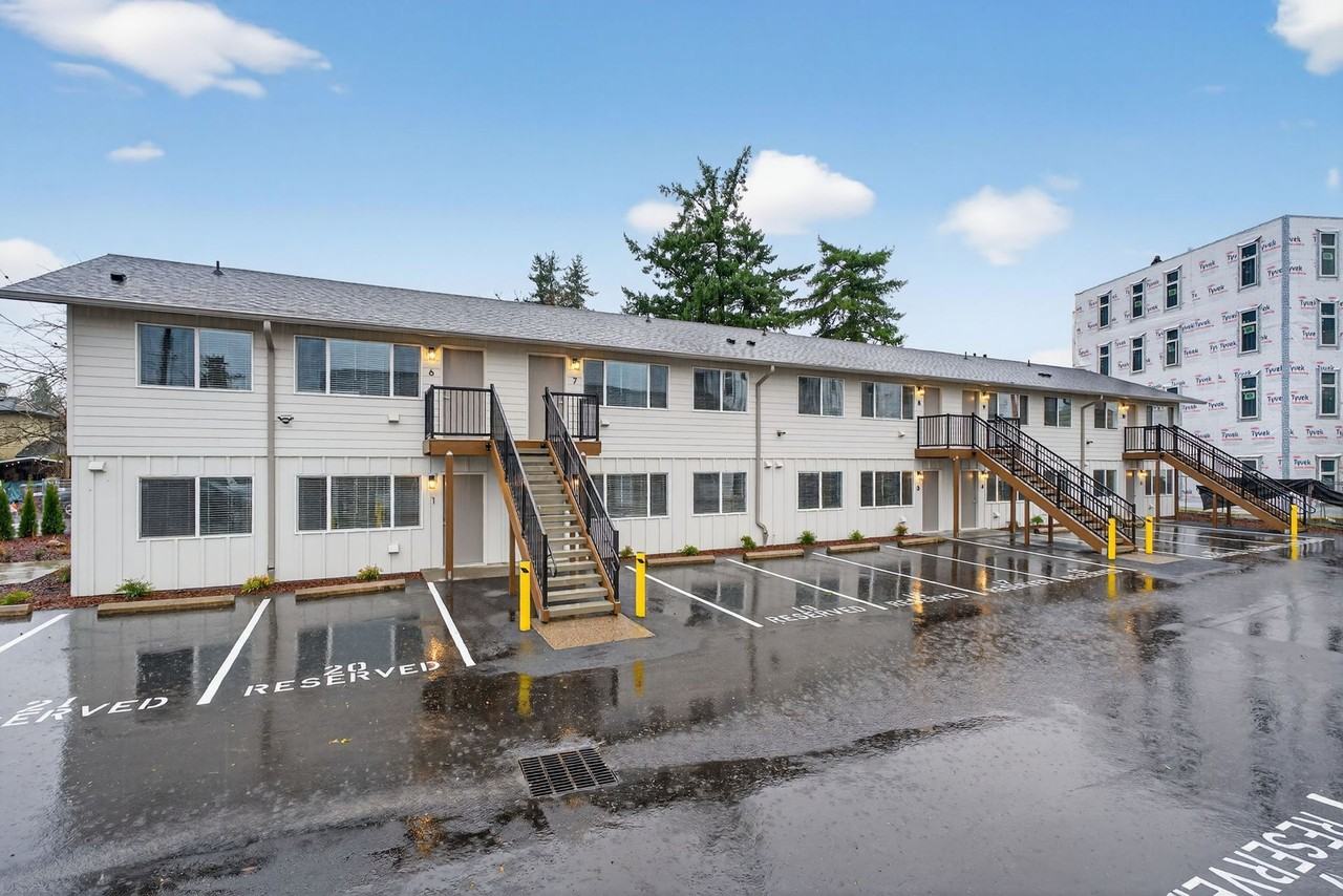 Woodstock Manor - Photo 2 of 4