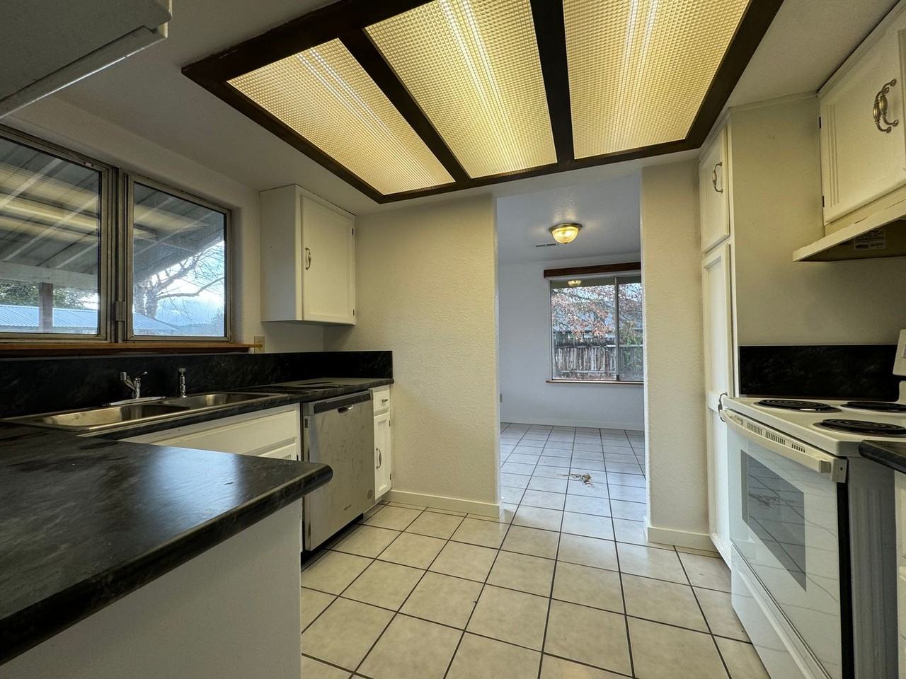 421 N Grove Ln - Photo 7 of 16