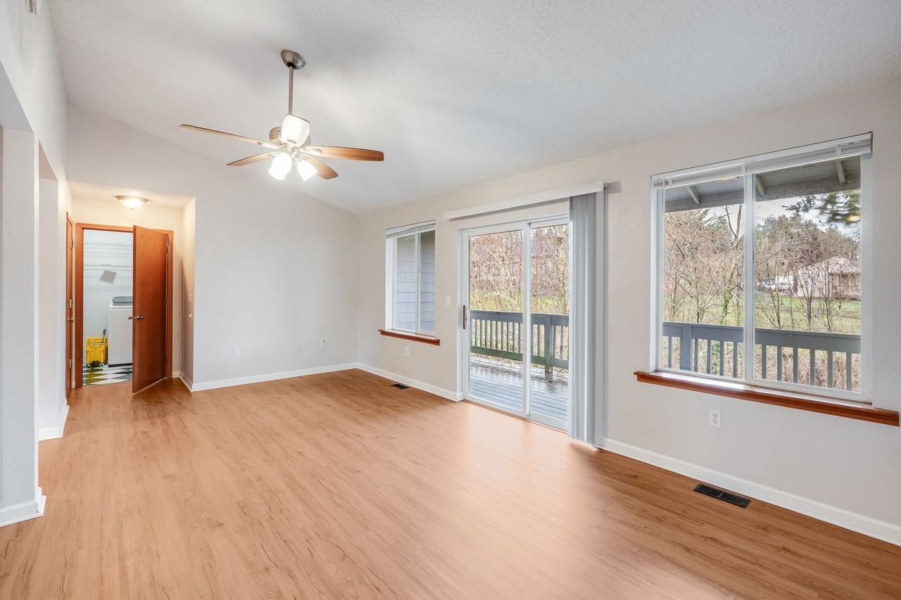 16015 Sw Division St - Photo 2 of 13