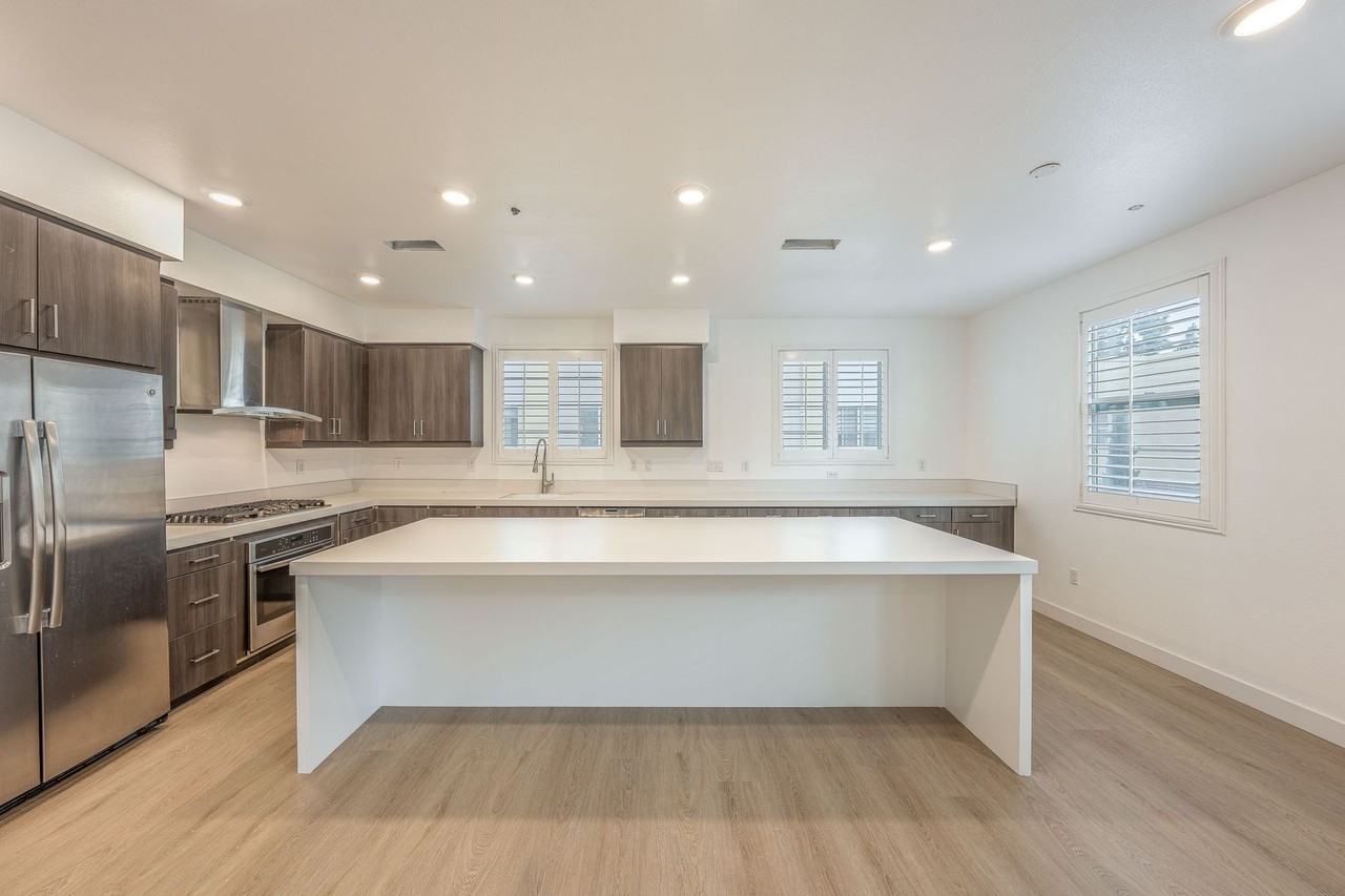 216 Paramount - Photo 4 of 25