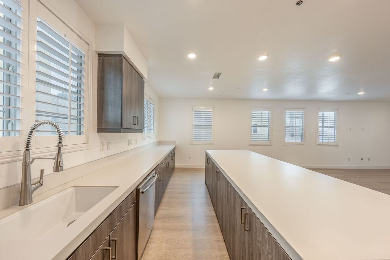 216 Paramount - Photo 6 of 25