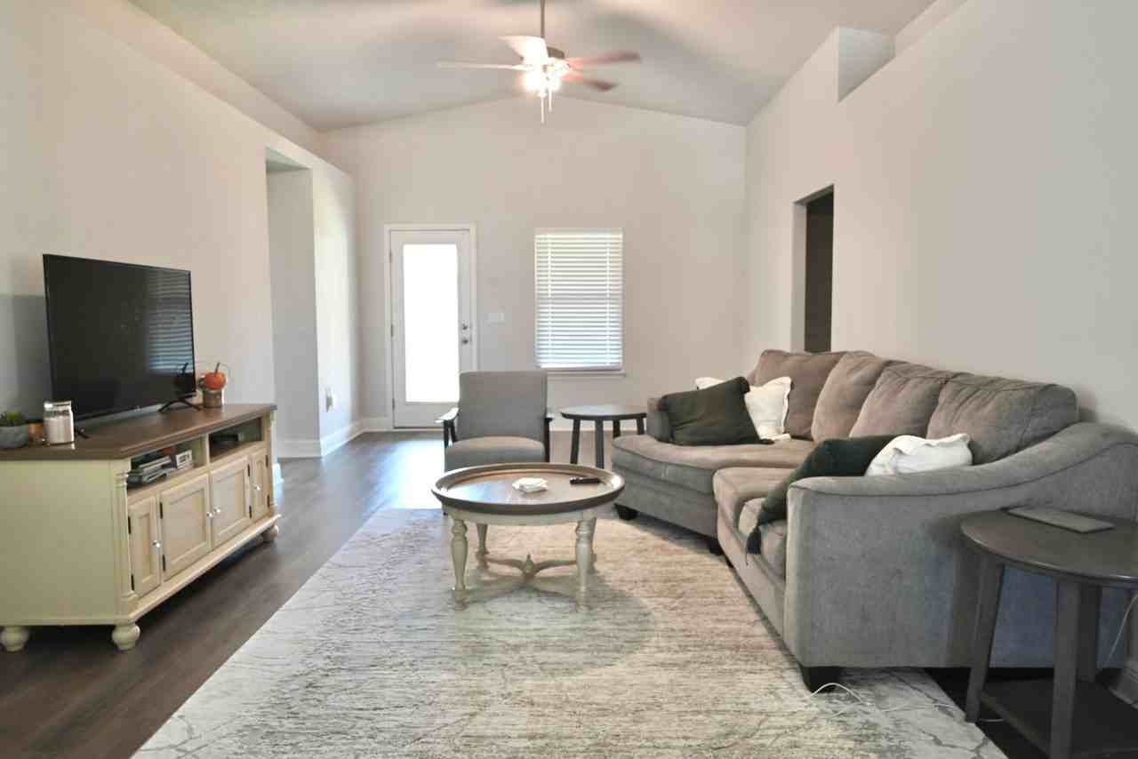 326 Keswick Ln - Photo 4 of 20