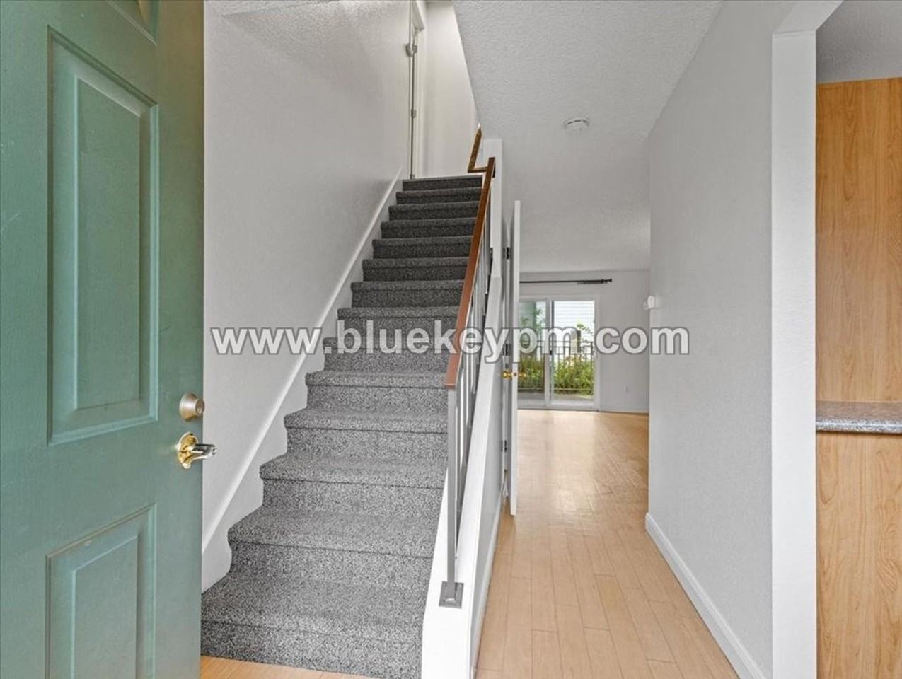 405 Ne 105th St - Photo 4 of 25