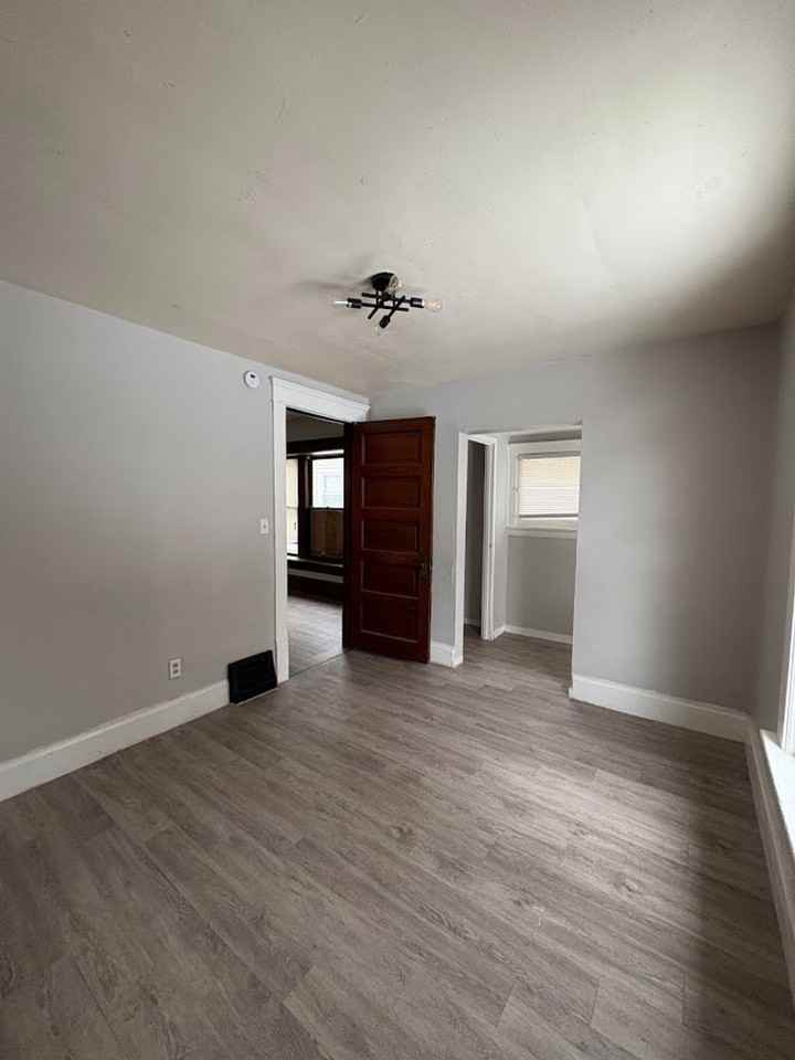 96 Hall St - Photo 6 of 17