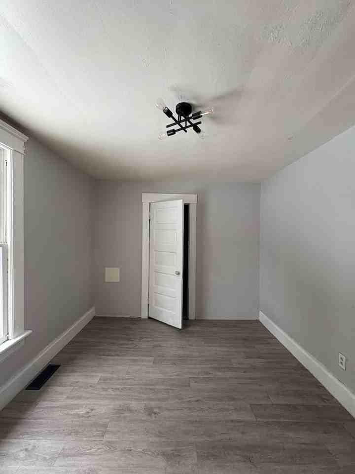 96 Hall St - Photo 7 of 17