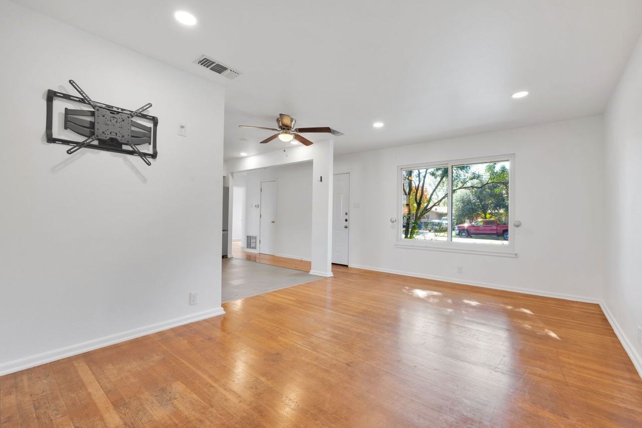 471 Hialeah Ave - Photo 4 of 17